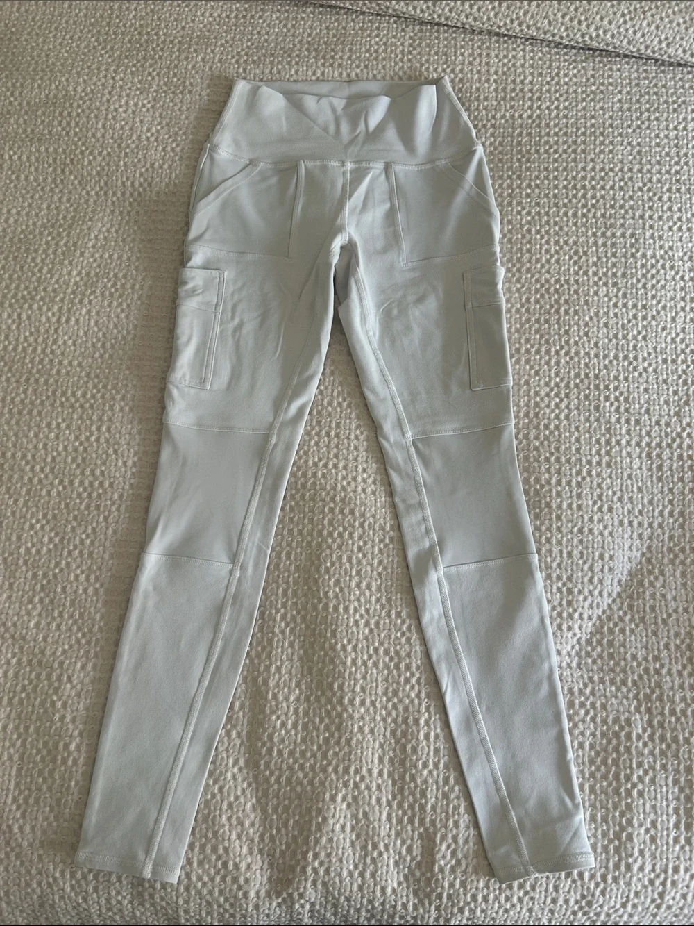 ALO Yoga High-Rise Cargo Legging - beige